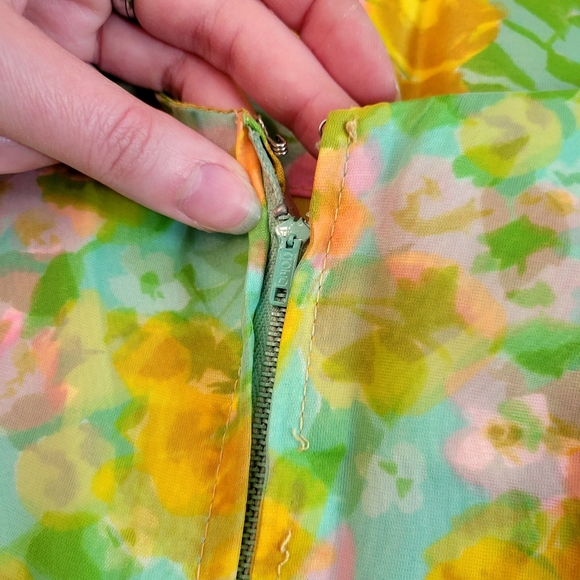 💐 VTG Vibrant Floral Sheer Overlay 1960s Wiggle Dress Sz S/M - Picture 9 of 10